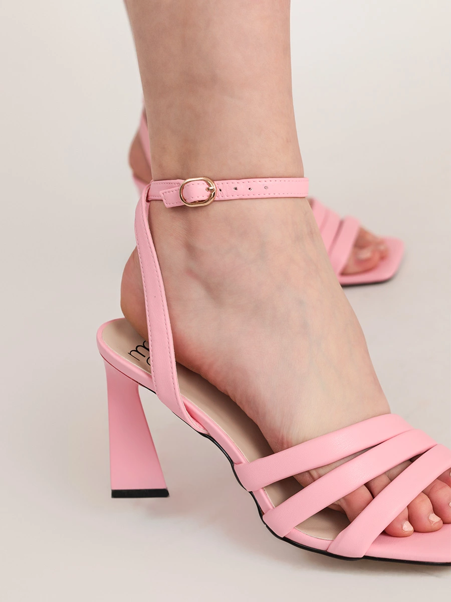 Босоножки розовые на фигурном каблуке